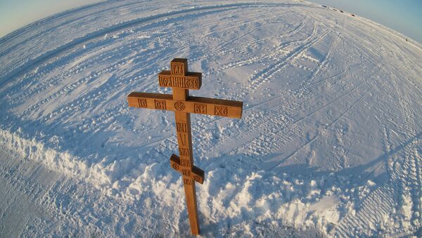 The cross installed by Russian traveler Fyodor Konyukhov at the drifting ice base Barneo in the Arctic. - Sputnik International