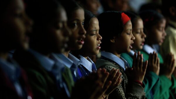 India schoolgirls offer prayers for victims killed in a Taliban attack - Sputnik International