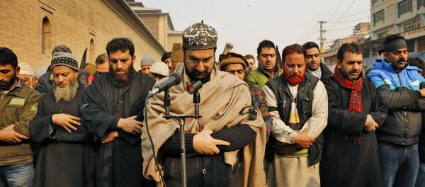 Mirwaiz Umar Farooq, center, offers special prayers for victims killed in a Taliban attack in Peshawar - Sputnik International