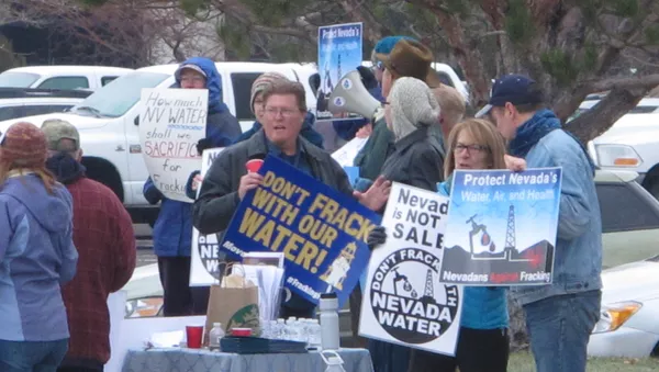About two dozen anti-fracking protesters rally outside the U.S. Bureau of Land Management (BLM) in Reno - Sputnik International