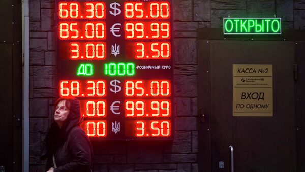 People wait to exchange currency near a sign advertising currency exchange rates at an exchange office in Moscow, Russia, Tuesday, Dec. 16, 2014 - Sputnik International