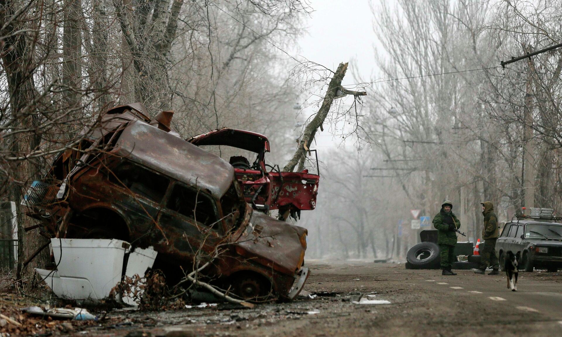 Independent supporters stand guard next to cars damaged during fighting between  independent supporters and Ukrainian government forces near Donetsk Sergey Prokofiev International Airport, eastern Ukraine, December 16, 2014. - Sputnik International, 1920, 21.02.2022