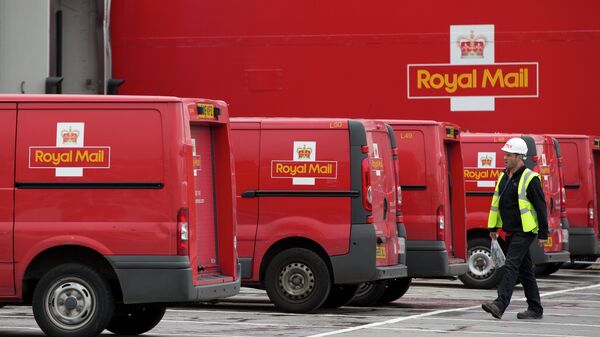 A post office worker walks by Royal Mail vans, at the London's latest sorting office Mount Pleasant - Sputnik International