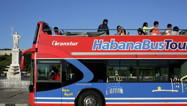 A double-decker tourist bus waits for people to board in Old Havana December 18, 2014. - Sputnik International