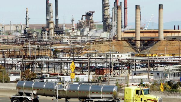 Dramatic nighttime flares at a Chevron oil refinery in Richmond, California, was part of maintenance procedure and not an emergency case, a Chevron spokesperson said Friday. - Sputnik International