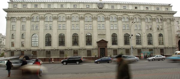 People pass by National Bank of the Republic of Belarus head building in the capital Minsk People pass by National Bank of the Republic of Belarus head building in the capital Minsk - Sputnik International