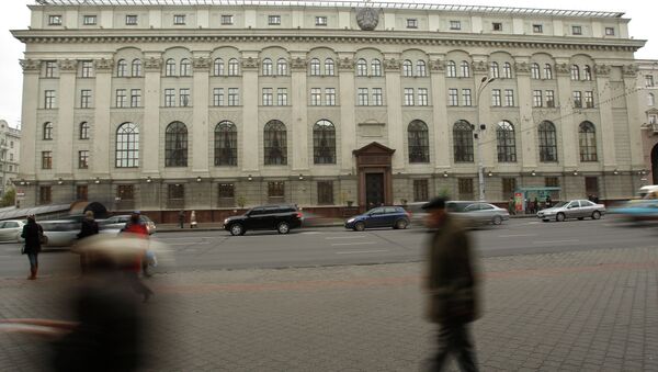 People pass by National Bank of the Republic of Belarus head building in the capital Minsk - Sputnik International