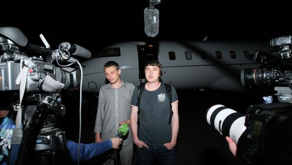 LifeNews reporters Oleg Sidyakin, right, and Marat Saichenko who were abducted by the Security Service of Ukraine - Sputnik International