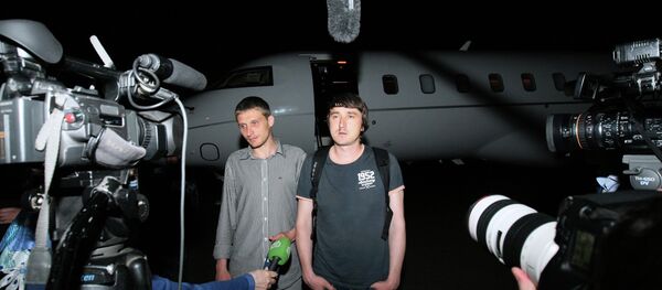 LifeNews reporters Oleg Sidyakin, right, and Marat Saichenko who were abducted by the Security Service of Ukraine LifeNews reporters Oleg Sidyakin, right, and Marat Saichenko who were abducted by the Security Service of Ukraine - Sputnik International