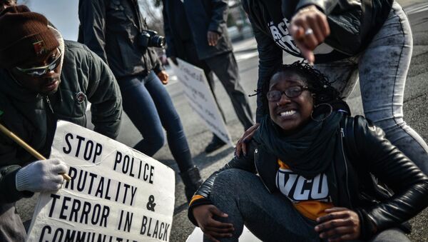 Demonstrators argue with US Capitol police as they march to join a protest against police violence organized by the National Action Network in Washington December 13, 2014. - Sputnik International