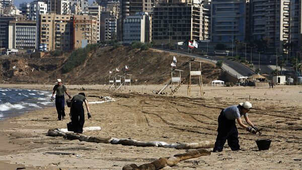 Volunteers from Green Line NGO clean Ramlet-el-Baida beach in Beirut damaged by an oil spill caused by Israeli bombardment during the war in 2006. - Sputnik International