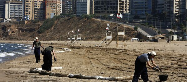 Volunteers from Green Line NGO clean Ramlet-el-Baida beach in Beirut damaged by an oil spill caused by Israeli bombardment during the war in 2006. Volunteers from Green Line NGO clean Ramlet-el-Baida beach in Beirut damaged by an oil spill caused by Israeli bombardment during the war in 2006. - Sputnik International