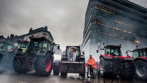 Tractors block a street in front of the European Commission headquarters - Sputnik International