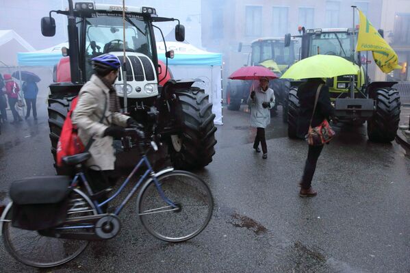 Merkel on Fire: European Farmers Protest in Brussels - Sputnik International