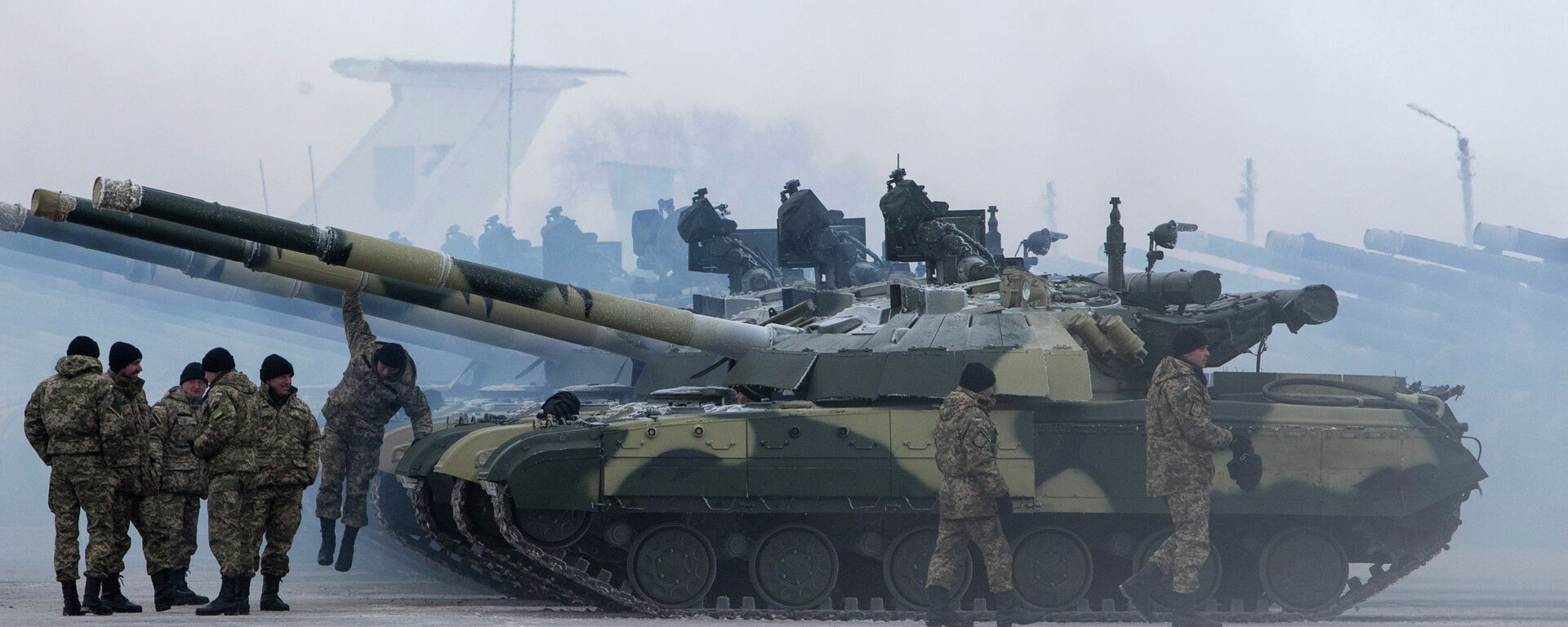 Ukrainian soldiers get new tanks and other military vehicles at a military base in the eastern town of Chuguyev, Ukraine, Saturday, Dec. 6, 2014 - Sputnik International, 1920, 25.12.2021