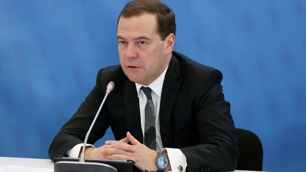 Russian Prime Minister Dmitry Medvedev has ordered to establish a commission that would be tasked with providing support to the residents of southeastern Ukraine, the Russian cabinet has announced. - Sputnik International