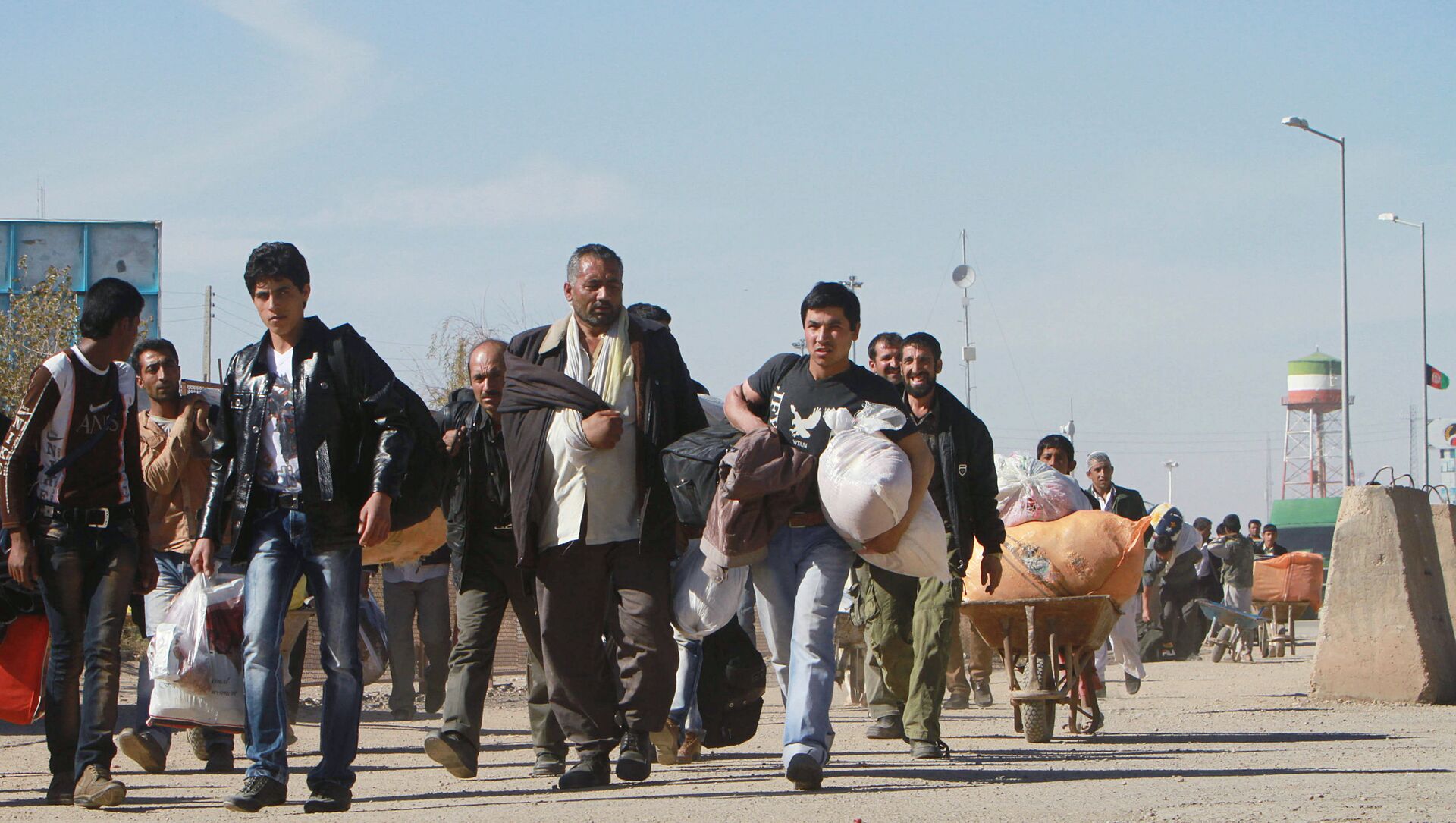 Afghan refugees enter Afghan territory after leaving Iran at the Islam Qala border crossing in Kohsan, Herat, west of Kabul, Afghanistan on Sunday, 11 November 2012. - Sputnik International, 1920, 04.08.2021