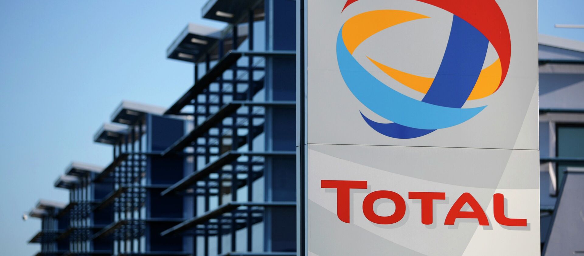 View of the logo of French oil giant Total in front of the oil refinery of Donges, near Nantes, in this December 20, 2013 file photo - Sputnik International, 1920, 28.04.2021