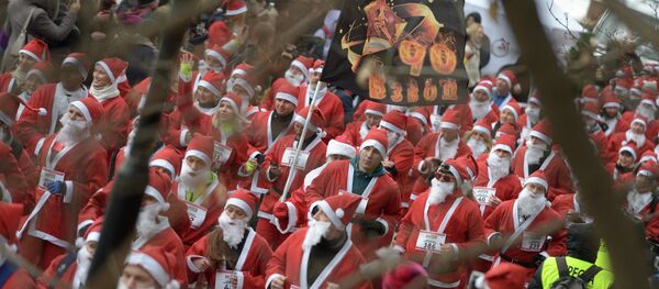 Hundreds of Santas take part in a charity run through Gorky Park; the run was just one of a a number of events organized across Russian cities this past Sunday. - Sputnik International