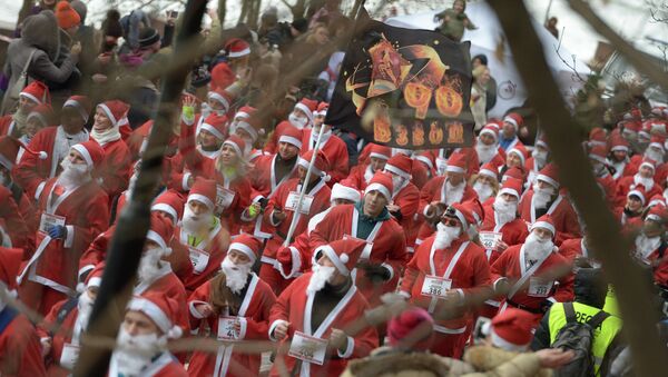 Hundreds of Santas take part in a charity run through Gorky Park; the run was just one of a a number of events organized across Russian cities this past Sunday. - Sputnik International