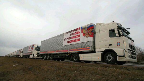 Humanitarian aid convoy for Donbass drives-long M4 highway - Sputnik International