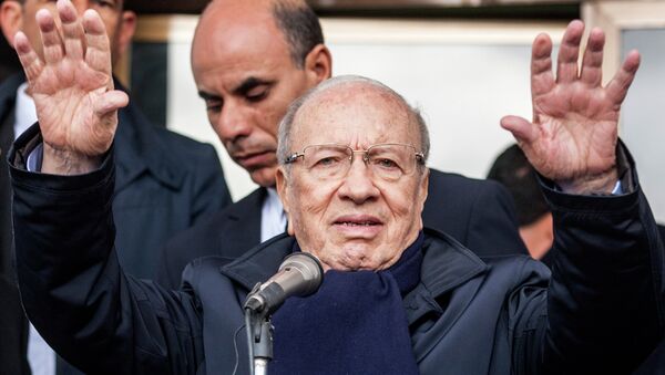 Beji Caid Essebsi, 88, a minister and parliamentary speaker under previous presidents, waves during a campaign speech in the region of Kef, north of Tunis, Tunisia.  December 17, 2014. - Sputnik International