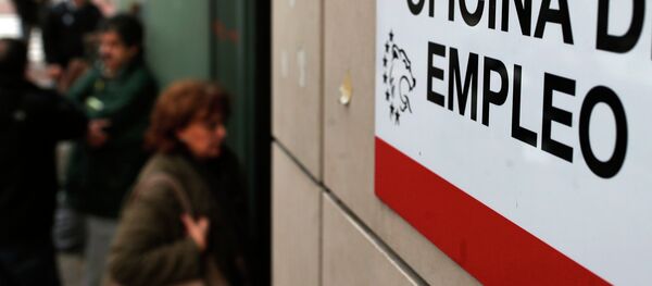 People enter an unemployment registry office in Madrid, Spain, Friday, Jan. 3, 2014 - Sputnik International