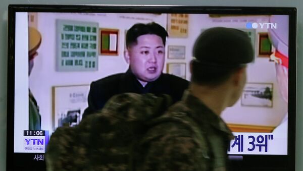 A South Korean army soldier watches a TV news program showing North Korean leader Kim Jong Un at the Seoul Railway Station in Seoul, South Korea, Monday, Dec. 22, 2014 - Sputnik International