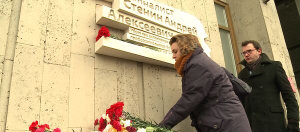 Relatives, Colleagues Bring Flowers to Andrei Stenin Memorial Plaque - Sputnik International
