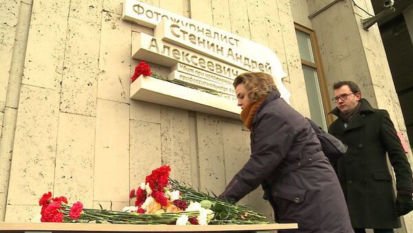 Relatives, Colleagues Bring Flowers to Andrei Stenin Memorial Plaque - Sputnik International
