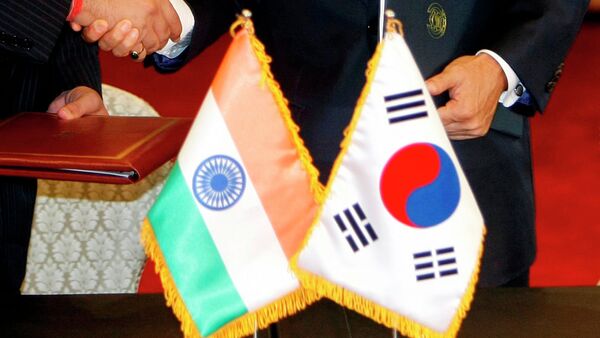 South Korean Trade Minister Kim Jong-hoon, right, shakes hands with India's Minister of Commerce and Industry Anand Sharma during a signing ceremony at the Foreign Ministry in Seoul, South Korea, Friday, Aug. 7, 2009. - Sputnik International