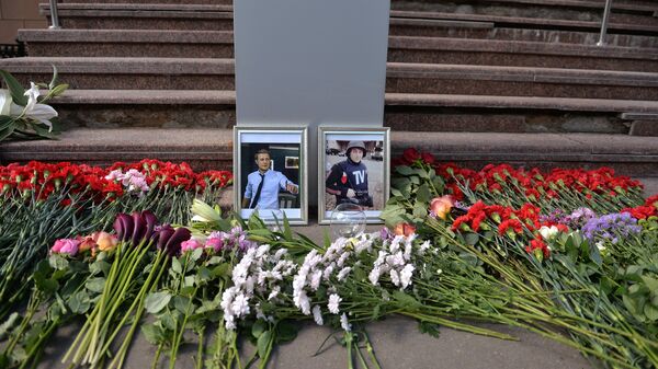 Flowers at VGTRK headquarters in memory of killed journalists - Sputnik International