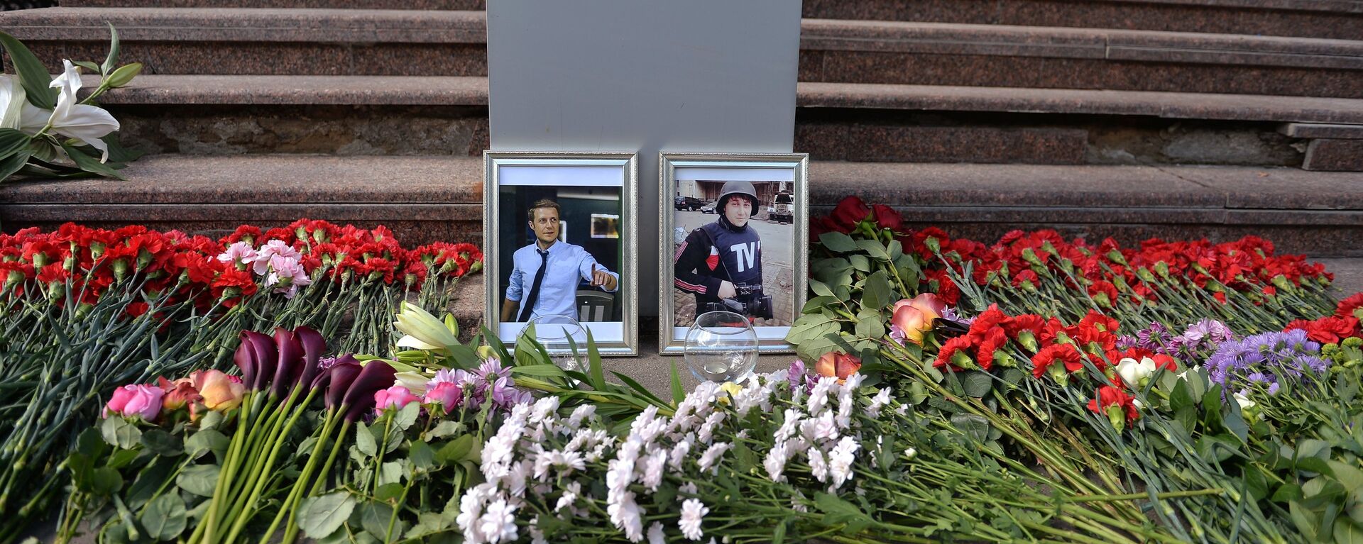 Flowers at VGTRK headquarters in memory of killed journalists - Sputnik International, 1920, 13.01.2025