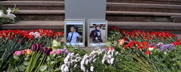 Flowers at VGTRK headquarters in memory of killed journalists - Sputnik International