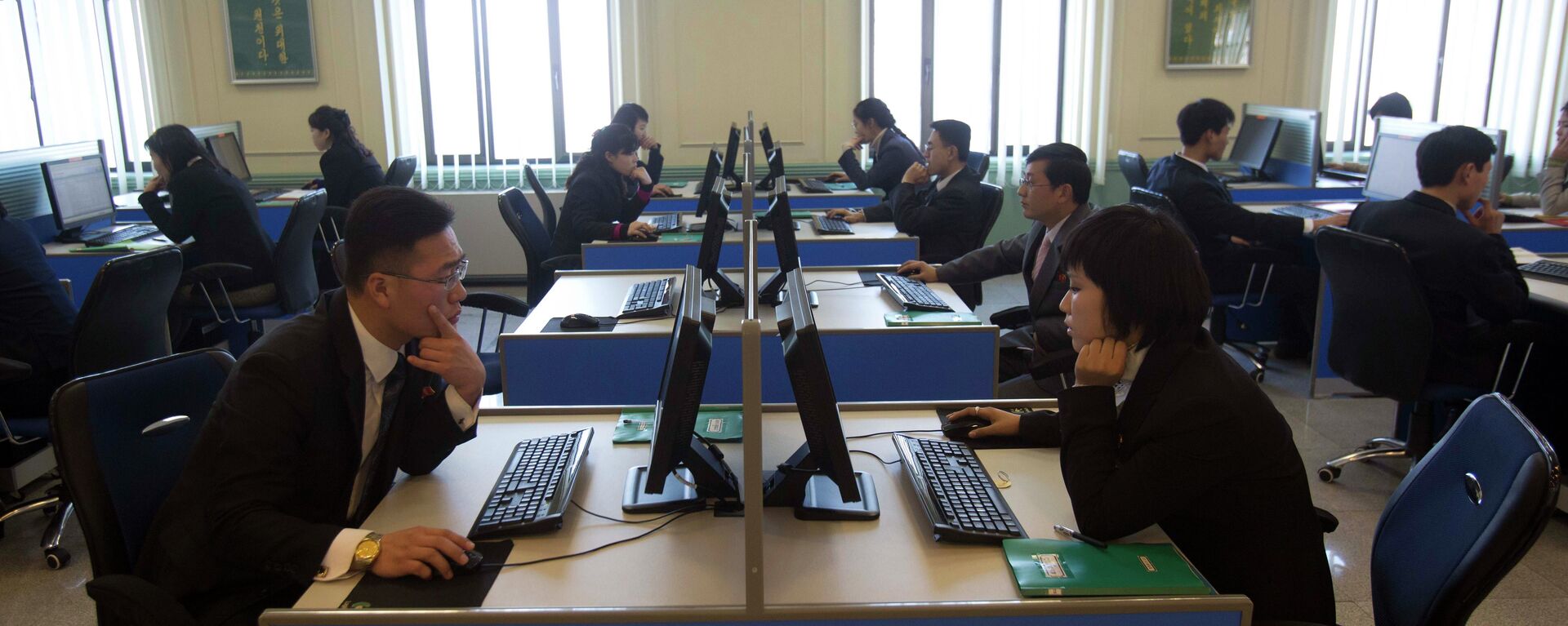 The Internet outage, which may have been caused by either an external cyber-attack or power problems, lasted for nine and a half hours. Above: North Korean students work at computer terminals inside a computer lab at Kim Il Sung University - Sputnik International, 1920, 23.12.2014
