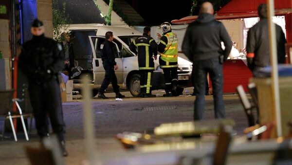 French police and firemen work near a van which was driven into a crowd, injuring ten people, including five seriously wounded, according to French media, in Nantes December 22, 2014 - Sputnik International