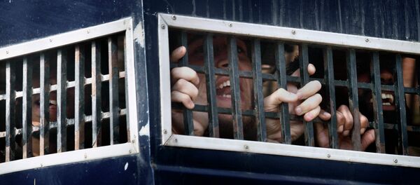 Detained American Muslims shout from a prison van as they leave an anti terrorist court after their court appearance in Sargodha, Pakistan - Sputnik International