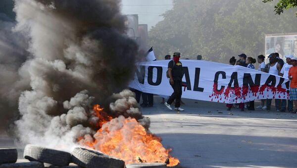 Demonstrators block the Panamerican highway to protest against the Grand Canal construction in Managua December 22, 2014, in this handout photo provided by La Prensa - Sputnik International