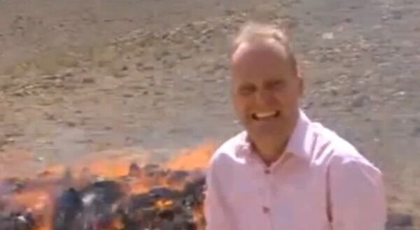 Don’t Inhale! Video of BBC Reporter Giggling Near Burning Drugs Goes Viral - Sputnik International