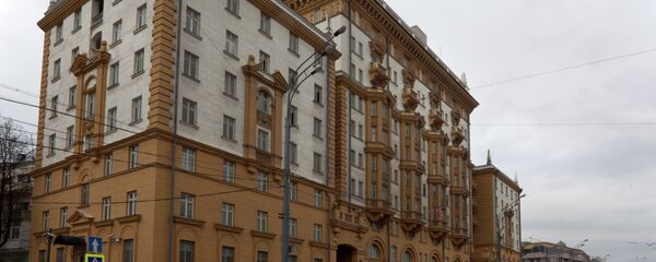 Barriers and police car are seen in front of the U.S. embassy in Moscow, Russia, on Tuesday, May 2, 2011 Barriers and police car are seen in front of the U.S. embassy in Moscow, Russia, on Tuesday, May 2, 2011 - Sputnik International