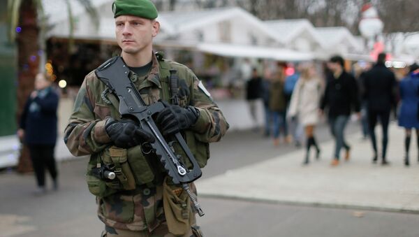 A French soldier patrols the Christmas market along Champs Elysees in Paris as part of the Vigipirate security plan December 23, 2014 - Sputnik International