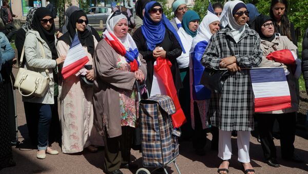 Woman wearing traditional muslim scarf and holding French flags gather outside the town hall in Mantes la Ville, north west of Paris, Friday, May 16, 2014, in protest of the ban of a new mosque - Sputnik International