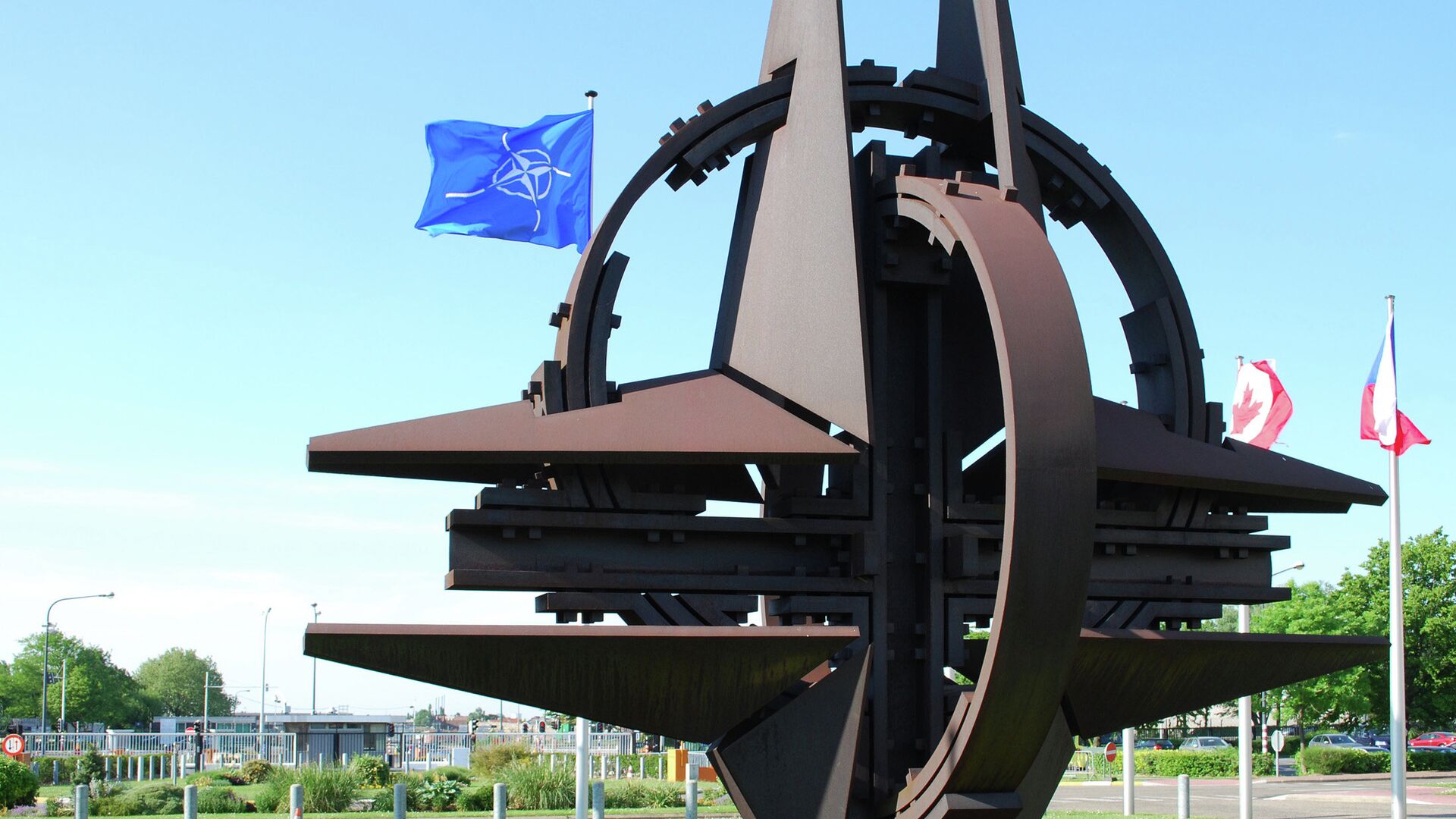 Senior US administration official said that Ukraine's membership in NATO is not being considered by the alliance. - Sputnik International, 1920, 05.04.2022