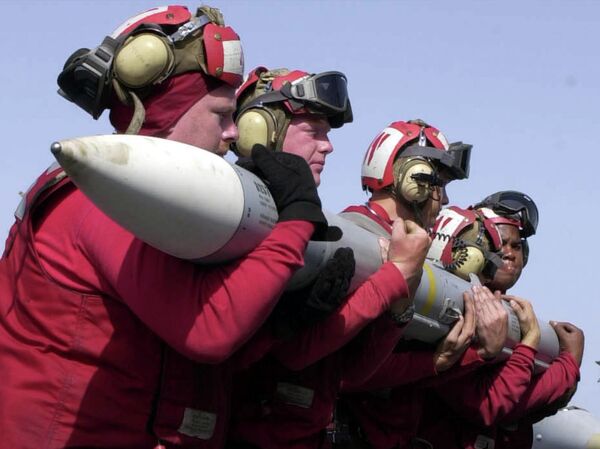 Aviation Ordnancemen lift an Advanced, Medium-Range, Air-to-Air Missile (AMRAAM) - Sputnik International