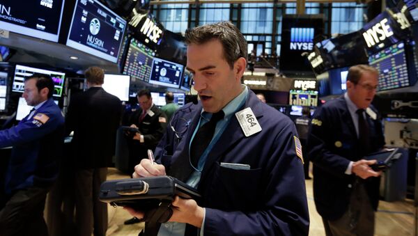 Trader Gregory Rowe, center, works on the floor of the New York Stock Exchange, Tuesday, Nov. 18, 2014 - Sputnik International