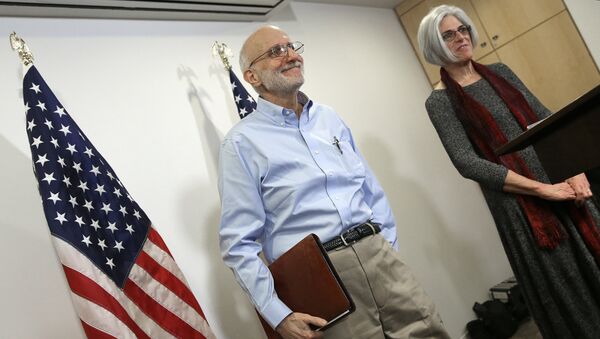 USAID subcontractor Alan Gross has been paid a $3.2 million settlement following his release from a Cuban prison. Pictured: Gross with his wife Judy at a press conferewnce in Washington, D.C. shortly after his release - Sputnik International