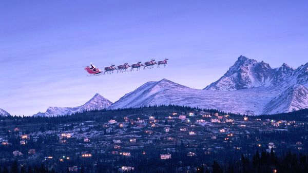 Santa in sleigh & reindeer fly over houses  - Sputnik International