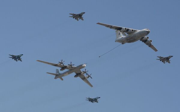 An Il-78 tanker aircraft, right, and a Tu-95 heavy bomber An Il-78 tanker aircraft, right, and a Tu-95 heavy bomber - Sputnik International