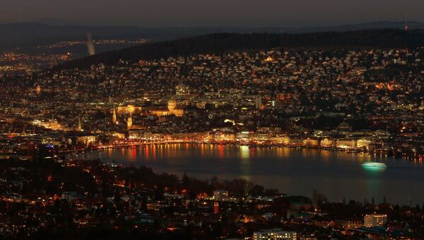 A night view shows the city of Zurich and Lake Zurich December 23, 2014 - Sputnik International