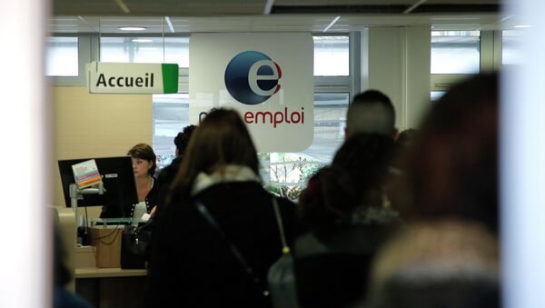 People queue at a job center in Paris, France, Tuesday, Dec. 9, 2014 - Sputnik International